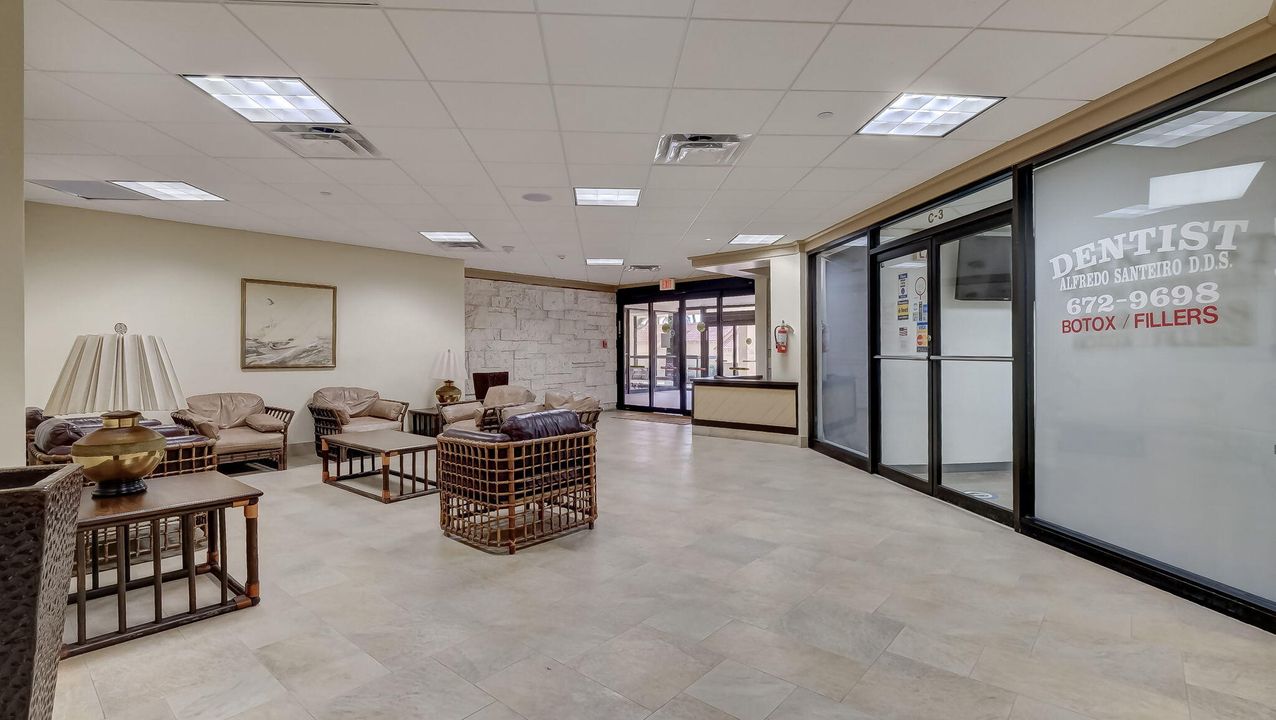 出租: $4,000 (2 贝兹, 2 浴室, 890 平方英尺)