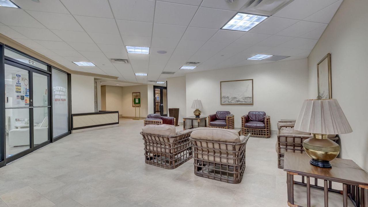 出租: $4,000 (2 贝兹, 2 浴室, 890 平方英尺)