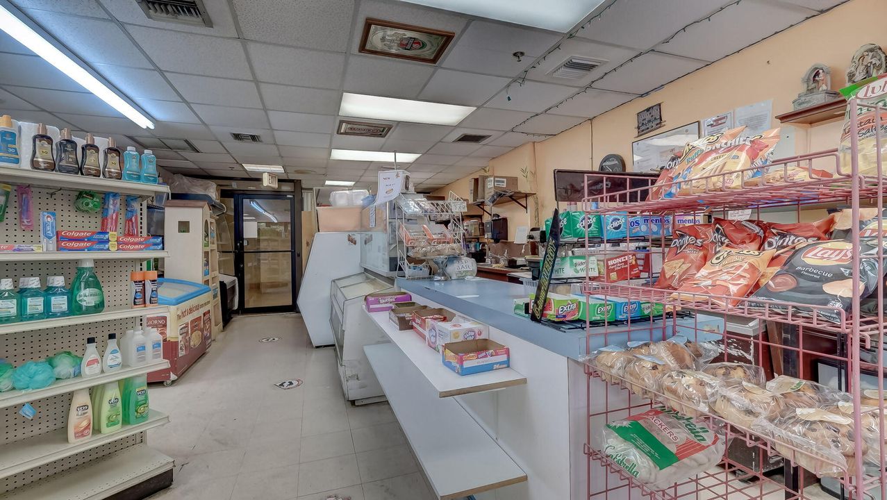 出租: $4,000 (2 贝兹, 2 浴室, 890 平方英尺)