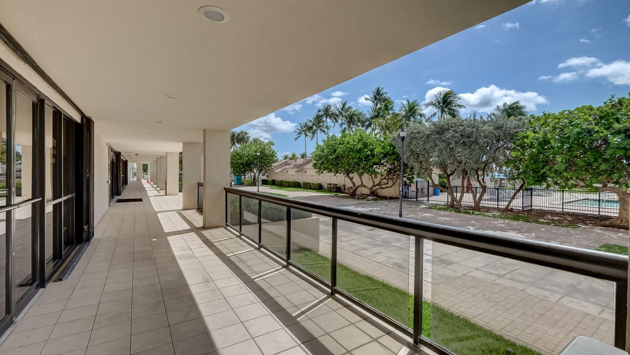 出租: $4,000 (2 贝兹, 2 浴室, 890 平方英尺)