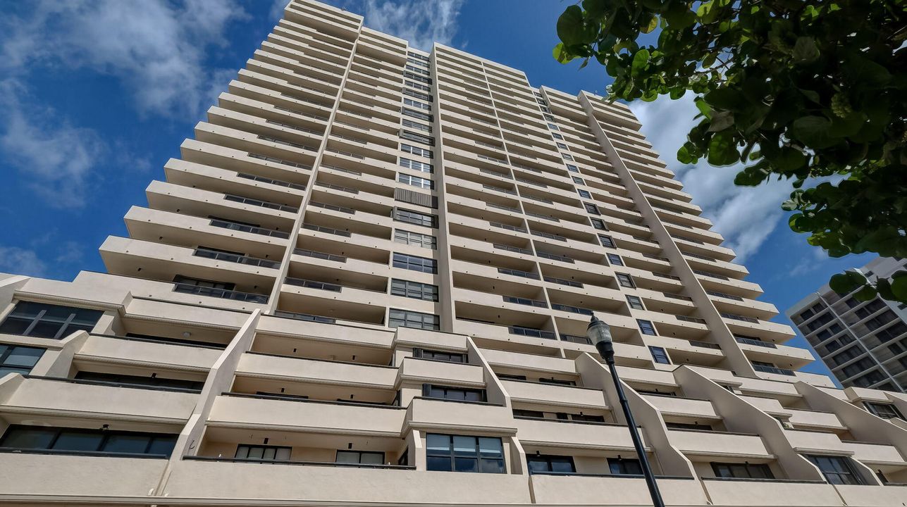 出租: $4,000 (2 贝兹, 2 浴室, 890 平方英尺)