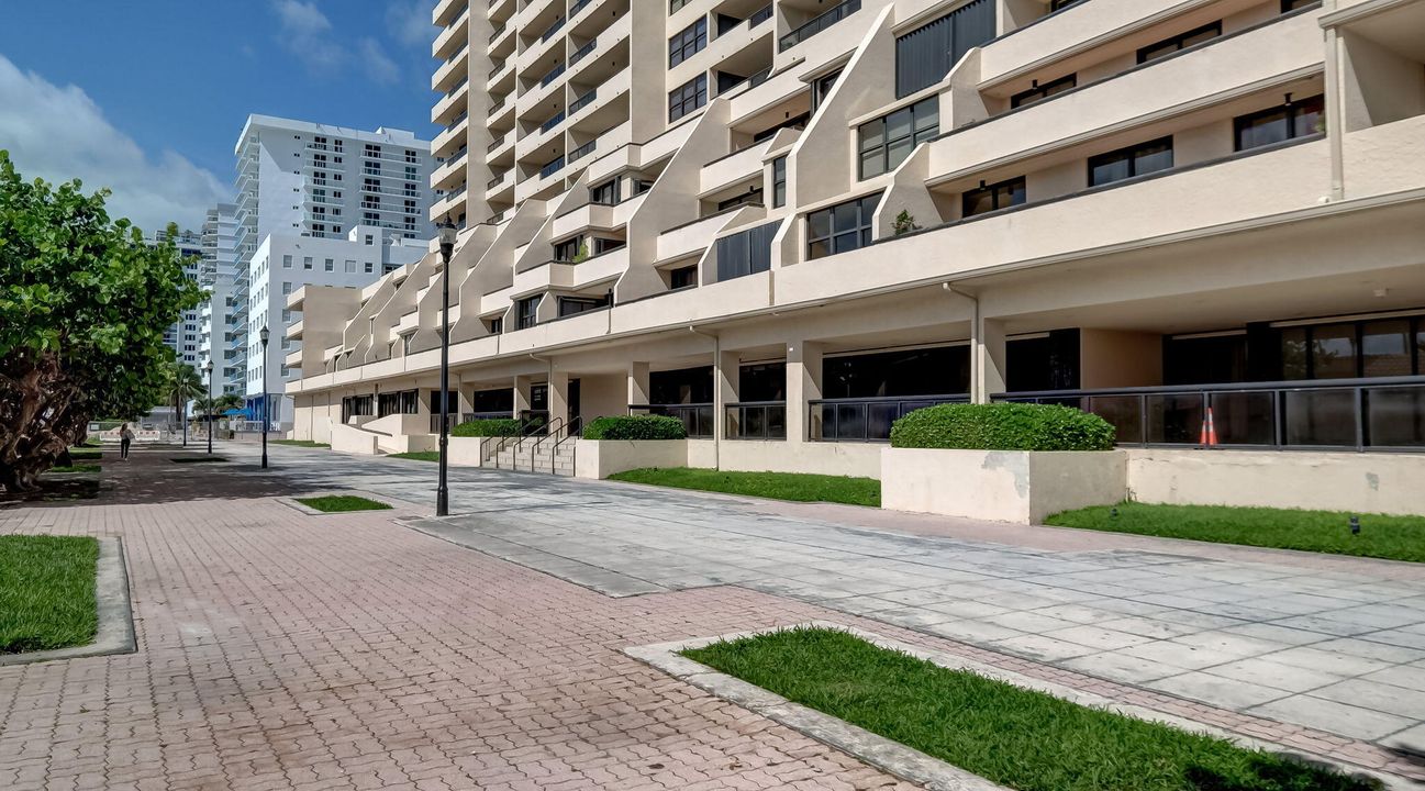 出租: $4,000 (2 贝兹, 2 浴室, 890 平方英尺)