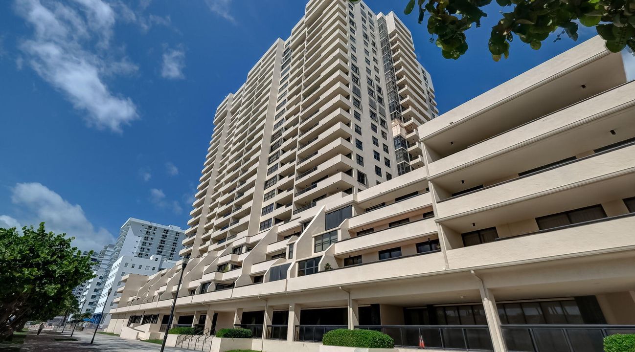 出租: $4,000 (2 贝兹, 2 浴室, 890 平方英尺)