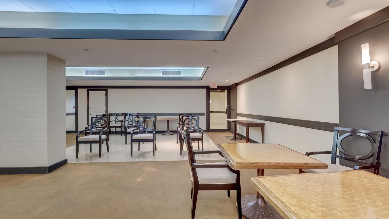 出租: $4,000 (2 贝兹, 2 浴室, 890 平方英尺)