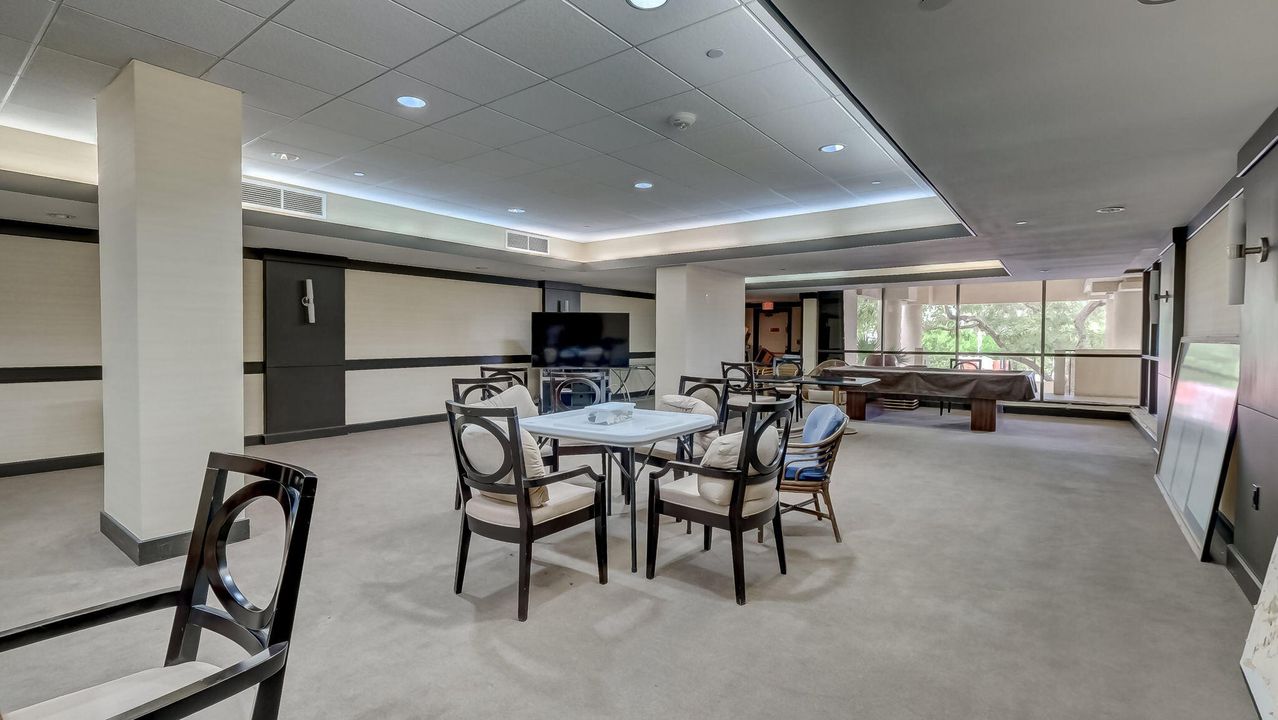 出租: $4,000 (2 贝兹, 2 浴室, 890 平方英尺)