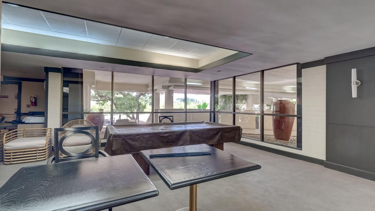 出租: $4,000 (2 贝兹, 2 浴室, 890 平方英尺)