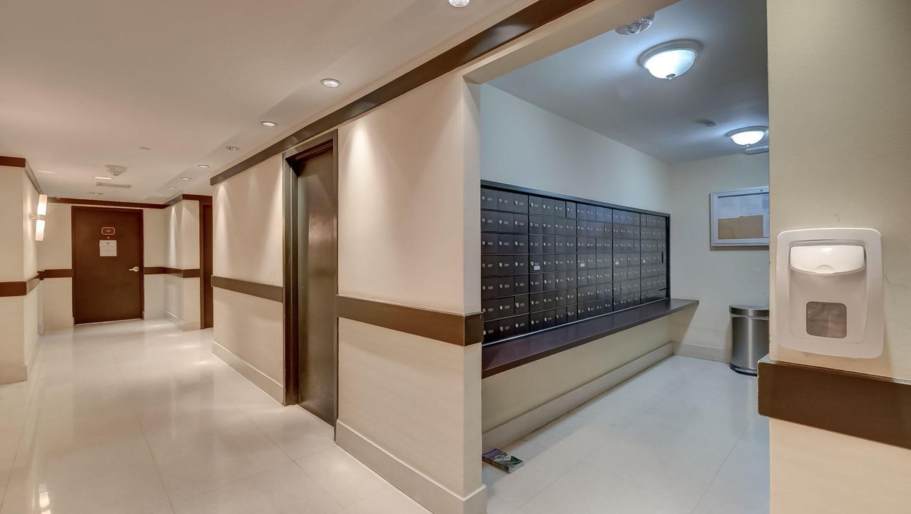 出租: $4,000 (2 贝兹, 2 浴室, 890 平方英尺)