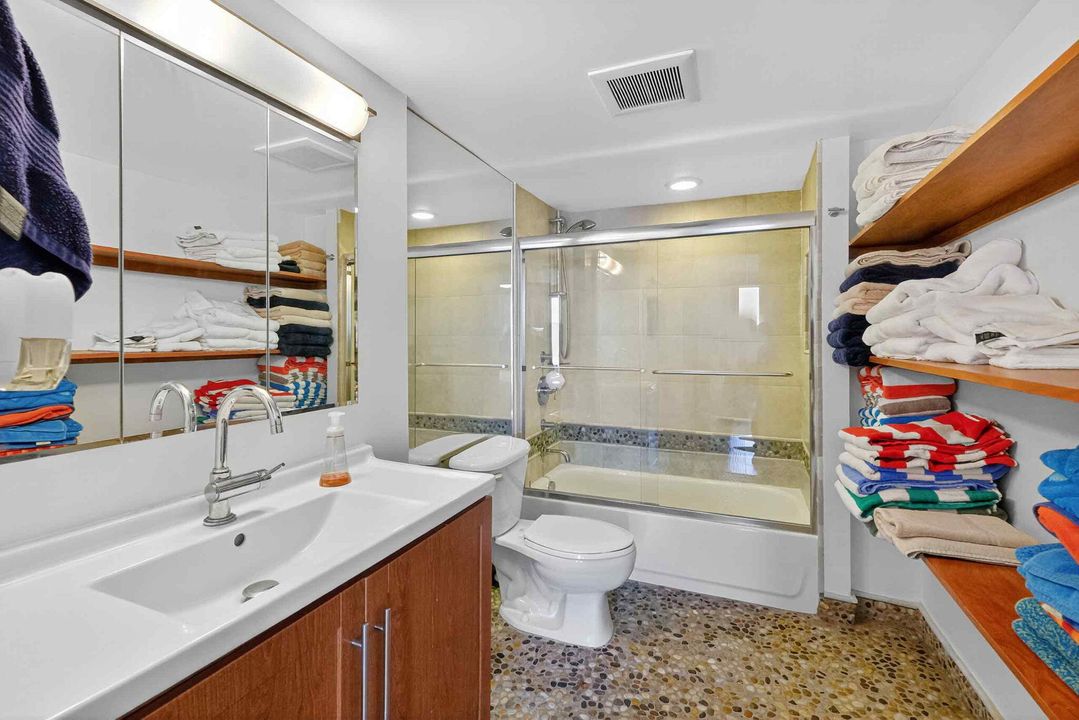 出租: $4,000 (2 贝兹, 2 浴室, 890 平方英尺)