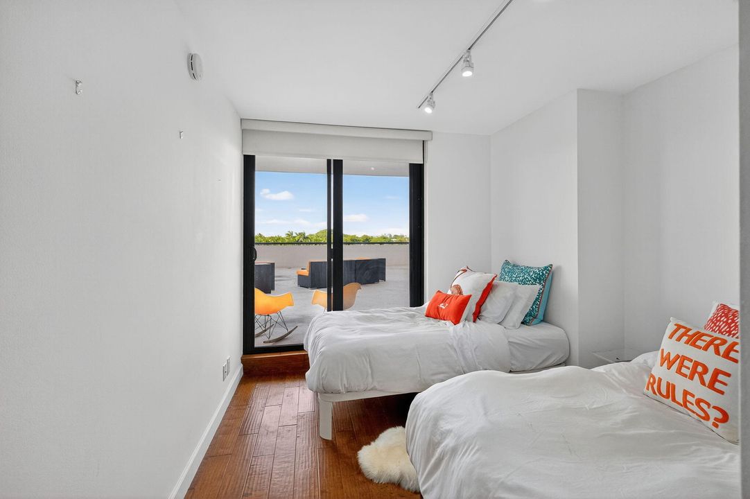 出租: $4,000 (2 贝兹, 2 浴室, 890 平方英尺)