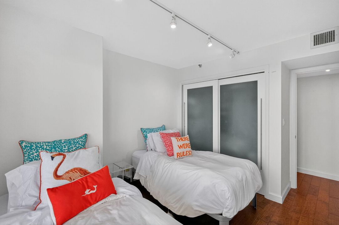 出租: $4,000 (2 贝兹, 2 浴室, 890 平方英尺)