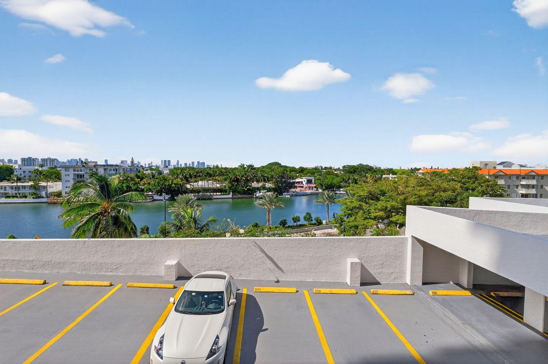 出租: $4,000 (2 贝兹, 2 浴室, 890 平方英尺)