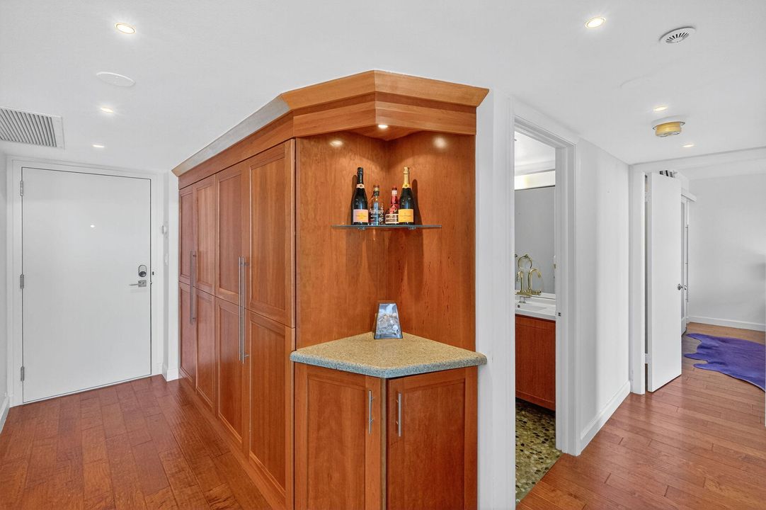 出租: $4,000 (2 贝兹, 2 浴室, 890 平方英尺)