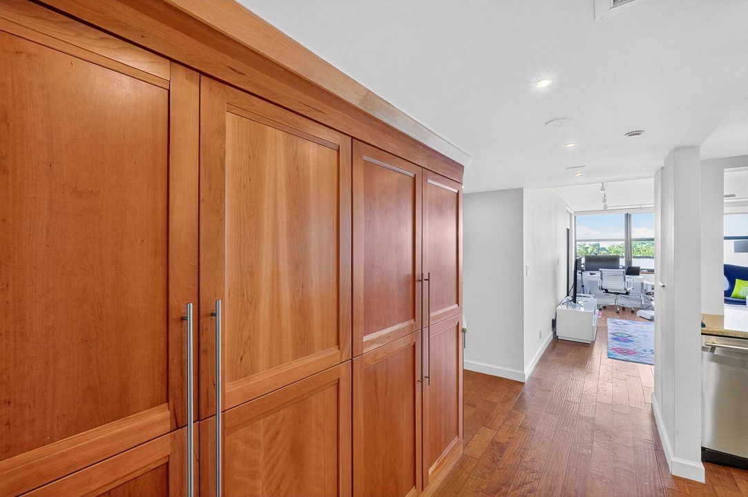 出租: $4,000 (2 贝兹, 2 浴室, 890 平方英尺)