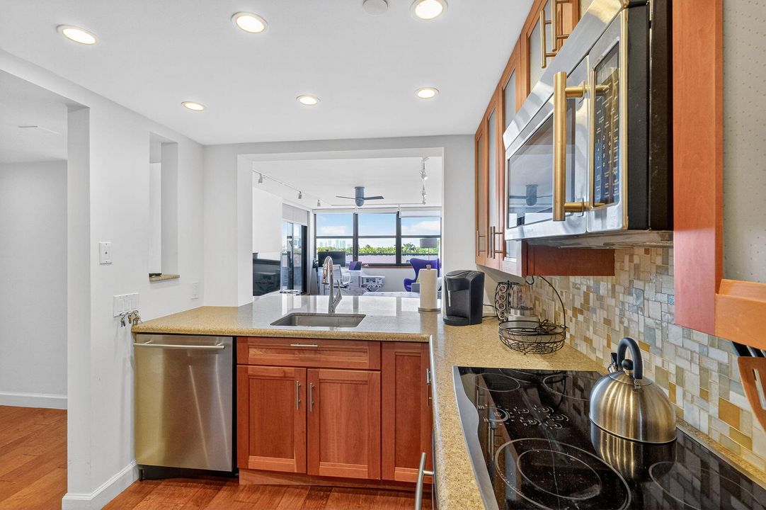 出租: $4,000 (2 贝兹, 2 浴室, 890 平方英尺)