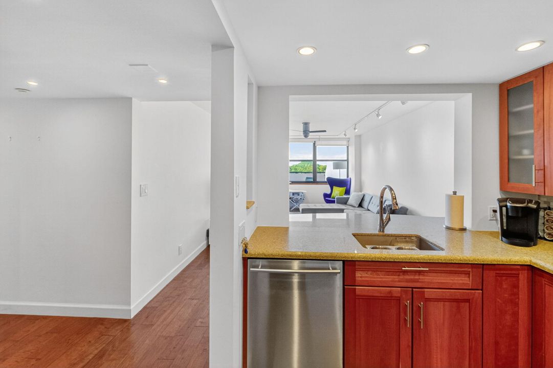 出租: $4,000 (2 贝兹, 2 浴室, 890 平方英尺)