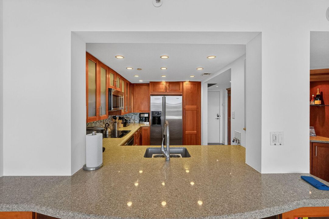 出租: $4,000 (2 贝兹, 2 浴室, 890 平方英尺)