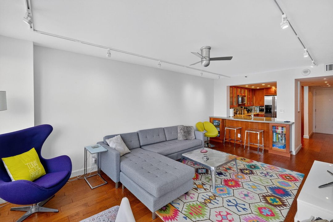 出租: $4,000 (2 贝兹, 2 浴室, 890 平方英尺)