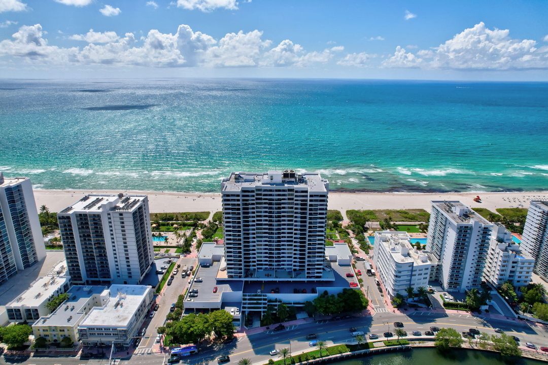 出租: $4,000 (2 贝兹, 2 浴室, 890 平方英尺)