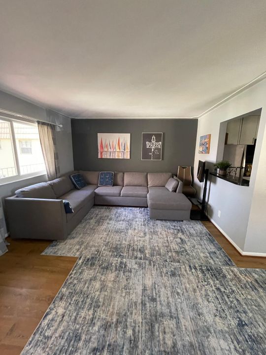 出租: $1,400 (1 贝兹, 1 浴室, 726 平方英尺)