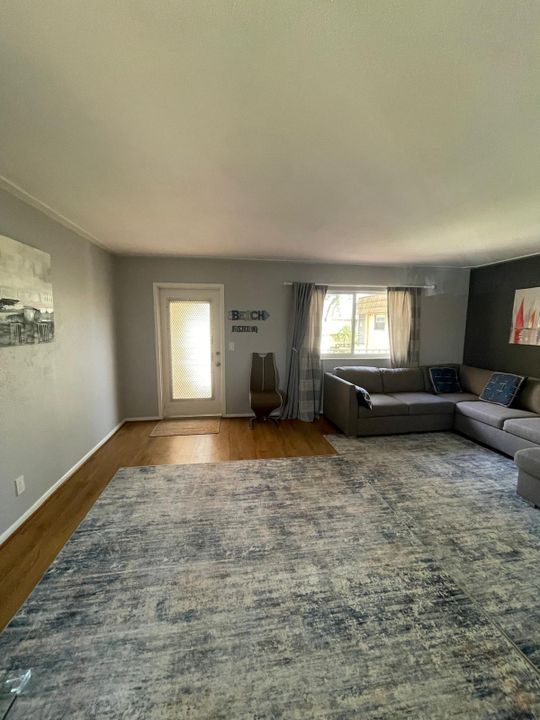 出租: $1,400 (1 贝兹, 1 浴室, 726 平方英尺)