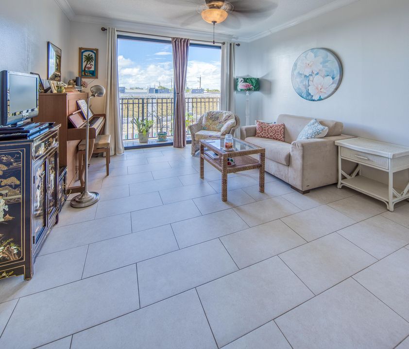 For Sale: $259,900 (1 beds, 1 baths, 665 Square Feet)