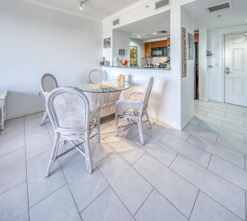 For Sale: $259,900 (1 beds, 1 baths, 665 Square Feet)