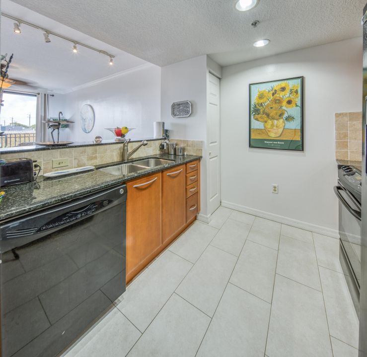 For Sale: $259,900 (1 beds, 1 baths, 665 Square Feet)