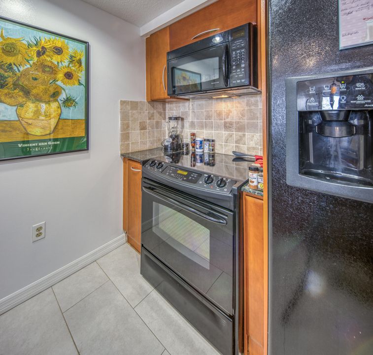 For Sale: $259,900 (1 beds, 1 baths, 665 Square Feet)