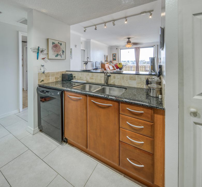 For Sale: $259,900 (1 beds, 1 baths, 665 Square Feet)