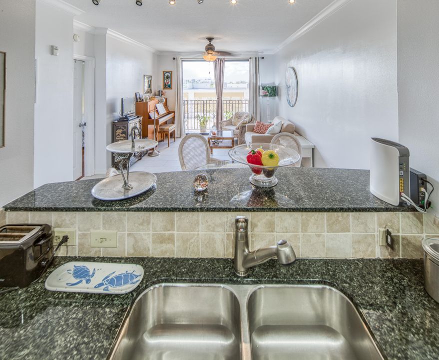 For Sale: $259,900 (1 beds, 1 baths, 665 Square Feet)