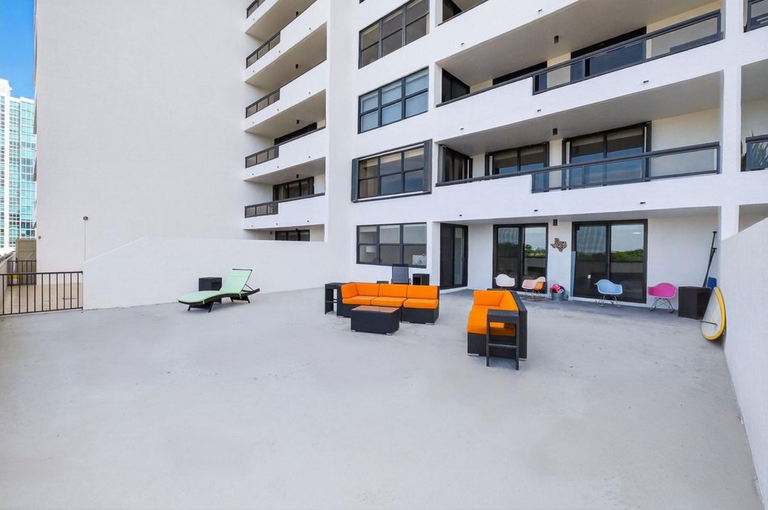 出租: $4,000 (2 贝兹, 2 浴室, 890 平方英尺)