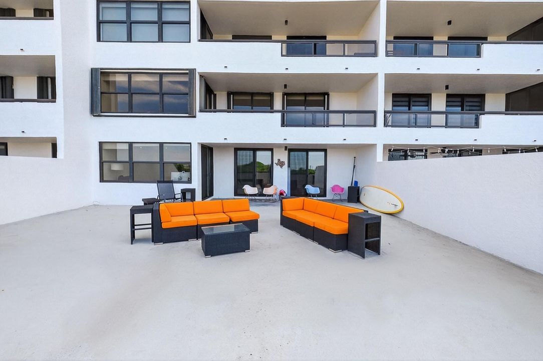 出租: $4,000 (2 贝兹, 2 浴室, 890 平方英尺)