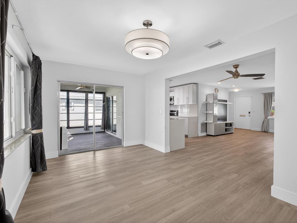 For Sale: $299,000 (2 beds, 2 baths, 1288 Square Feet)