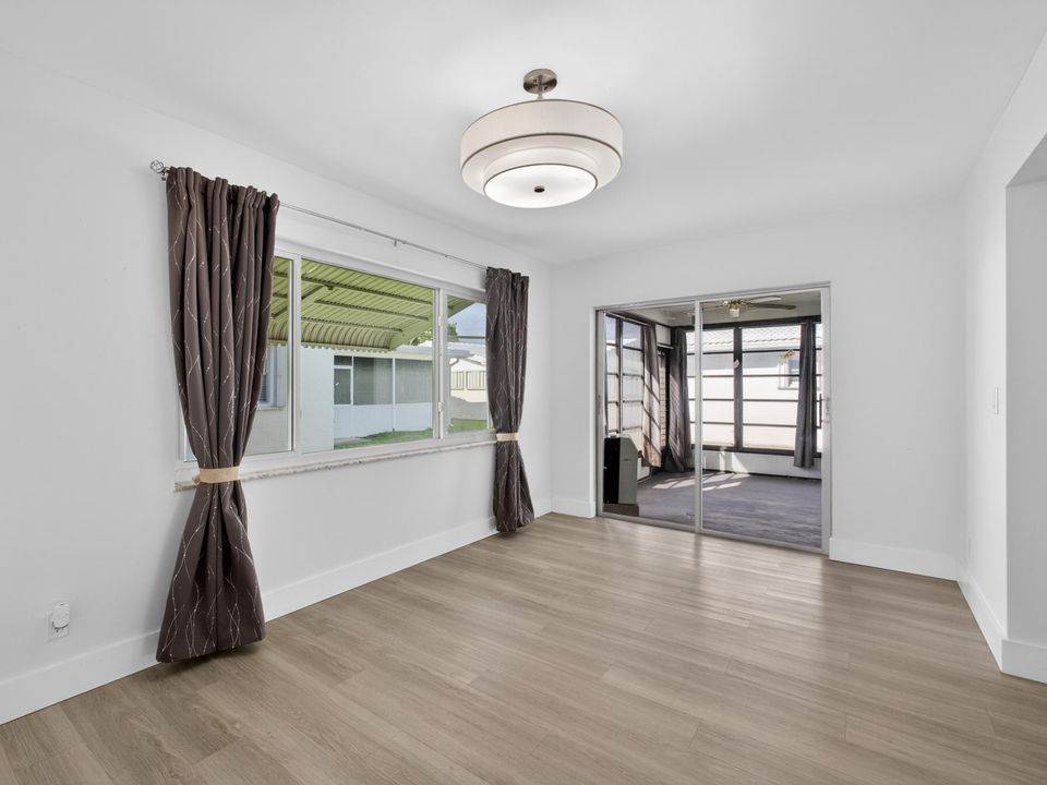 For Sale: $299,000 (2 beds, 2 baths, 1288 Square Feet)