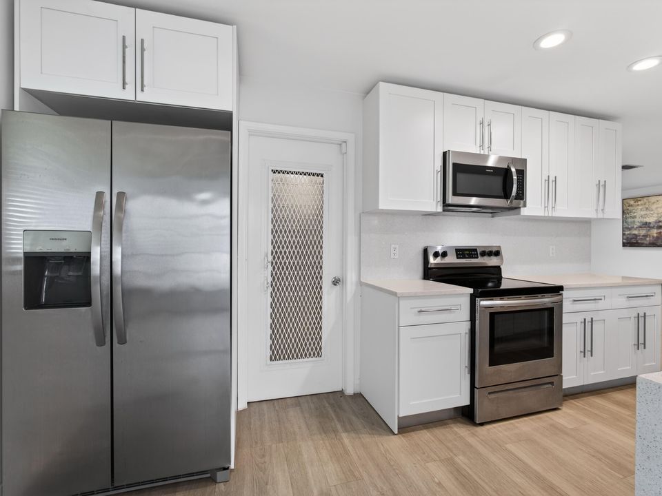 For Sale: $299,000 (2 beds, 2 baths, 1288 Square Feet)