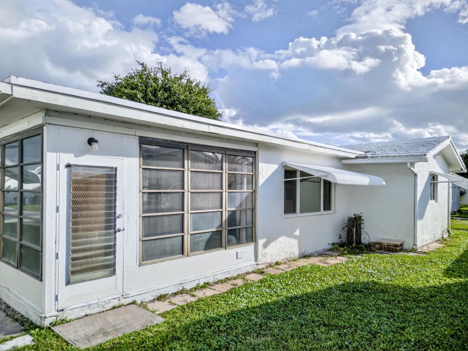 For Sale: $299,000 (2 beds, 2 baths, 1288 Square Feet)