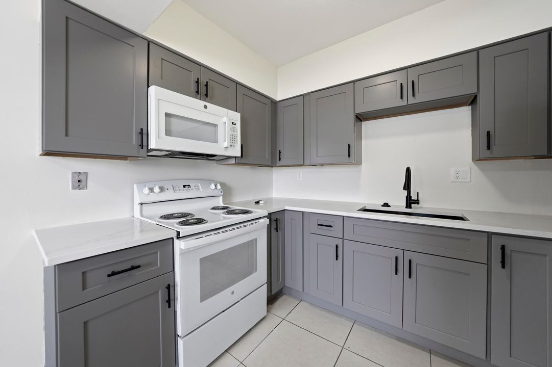 For Rent: $1,800 (2 beds, 1 baths, 775 Square Feet)