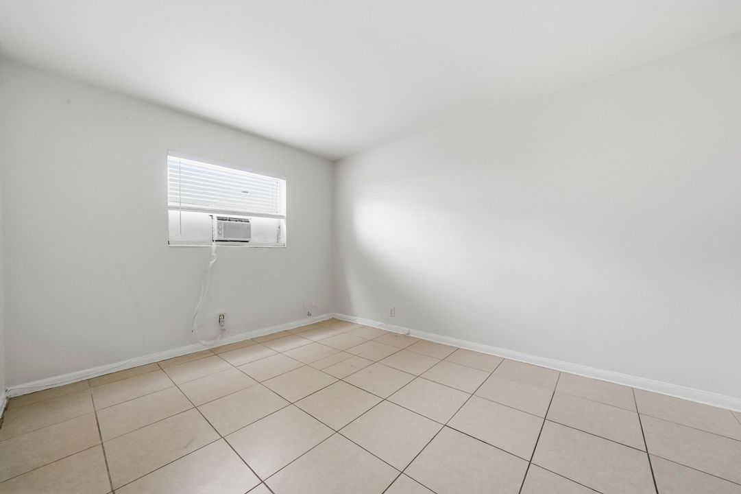 For Rent: $1,800 (2 beds, 1 baths, 775 Square Feet)