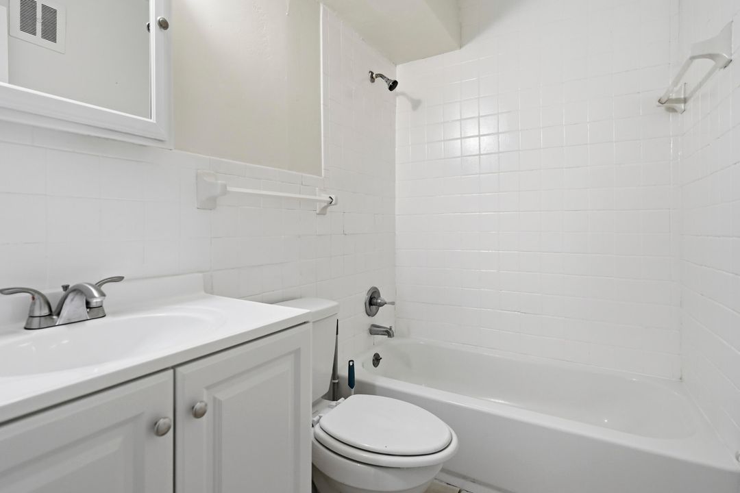 For Rent: $1,800 (2 beds, 1 baths, 775 Square Feet)