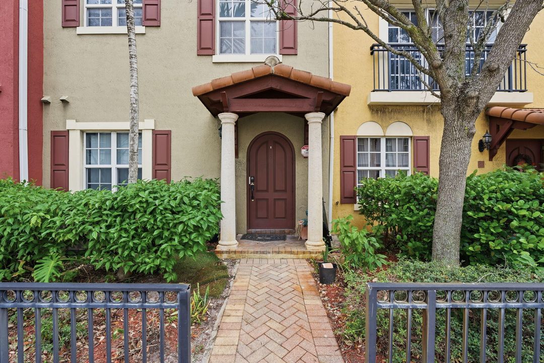 For Rent: $3,099 (3 beds, 3 baths, 1956 Square Feet)