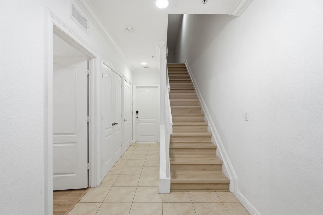 For Rent: $3,099 (3 beds, 3 baths, 1956 Square Feet)