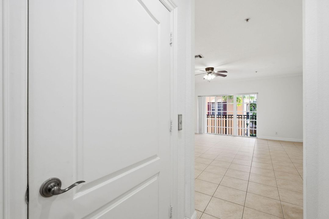 For Rent: $3,099 (3 beds, 3 baths, 1956 Square Feet)