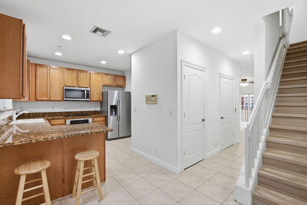 For Rent: $3,099 (3 beds, 3 baths, 1956 Square Feet)