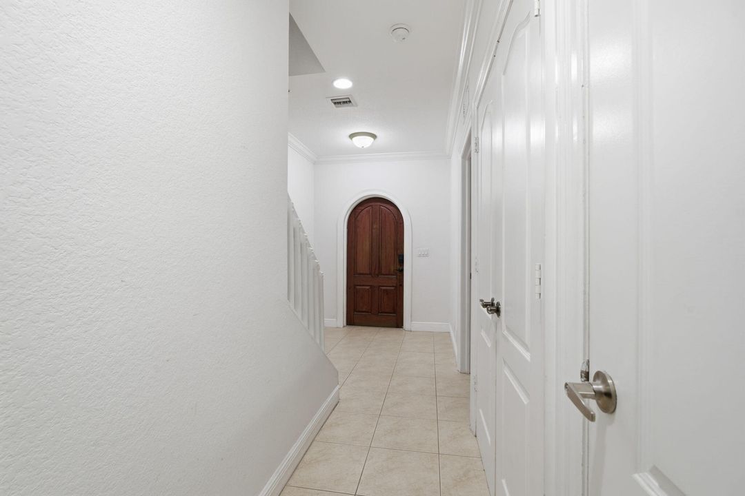 For Rent: $3,099 (3 beds, 3 baths, 1956 Square Feet)