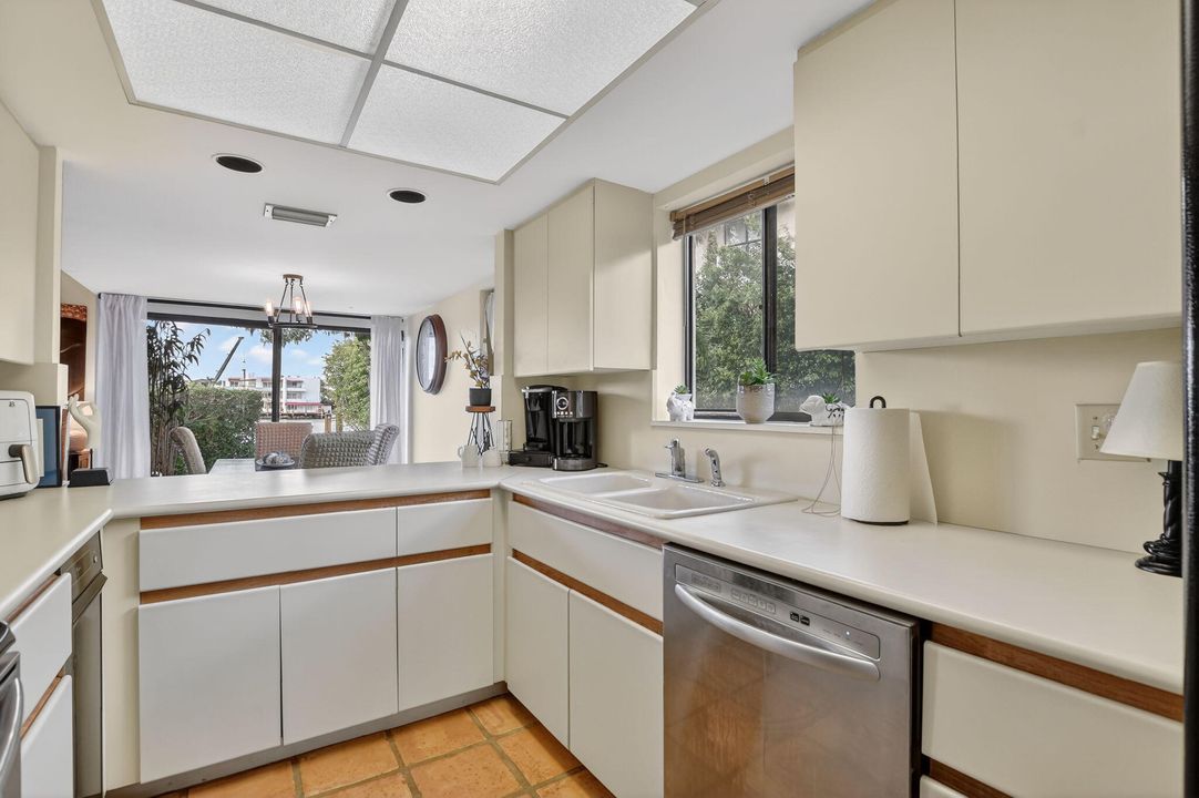 For Sale: $750,000 (2 beds, 2 baths, 1311 Square Feet)