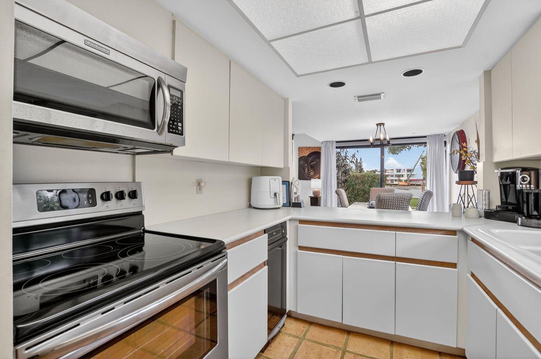 For Sale: $750,000 (2 beds, 2 baths, 1311 Square Feet)