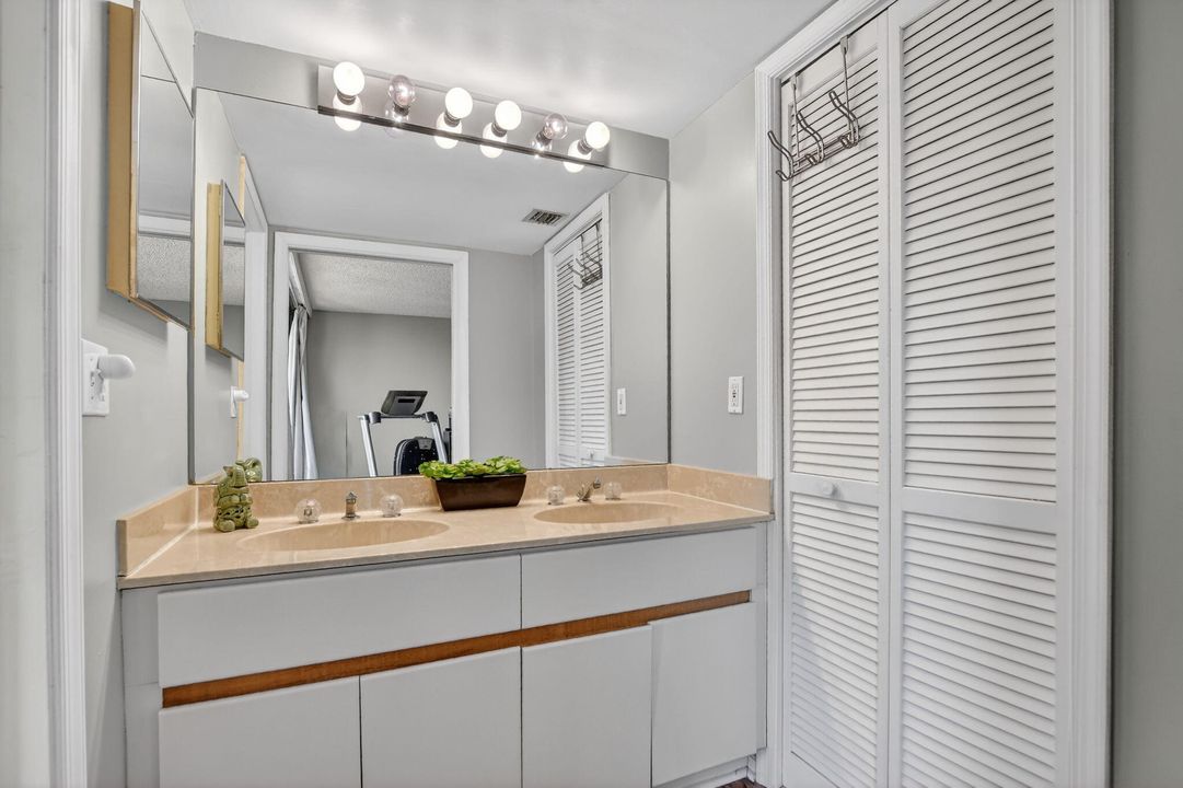 For Sale: $750,000 (2 beds, 2 baths, 1311 Square Feet)