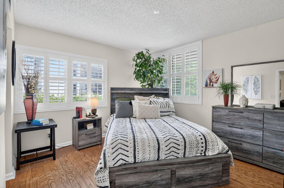 For Sale: $750,000 (2 beds, 2 baths, 1311 Square Feet)