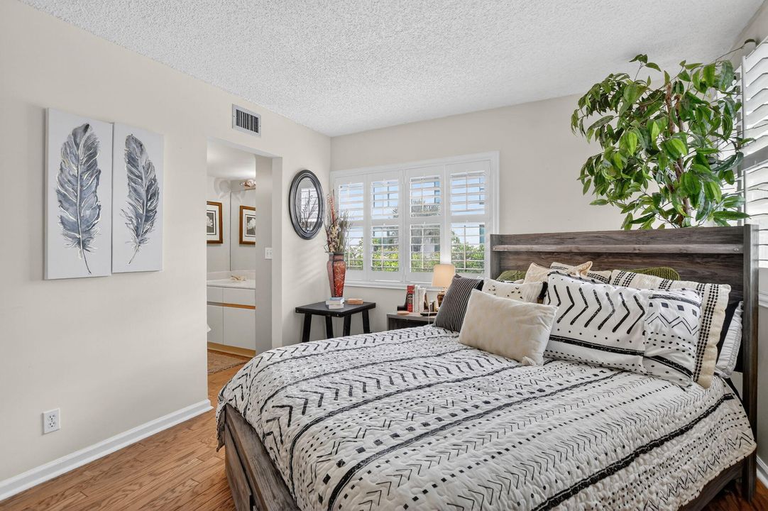 For Sale: $750,000 (2 beds, 2 baths, 1311 Square Feet)