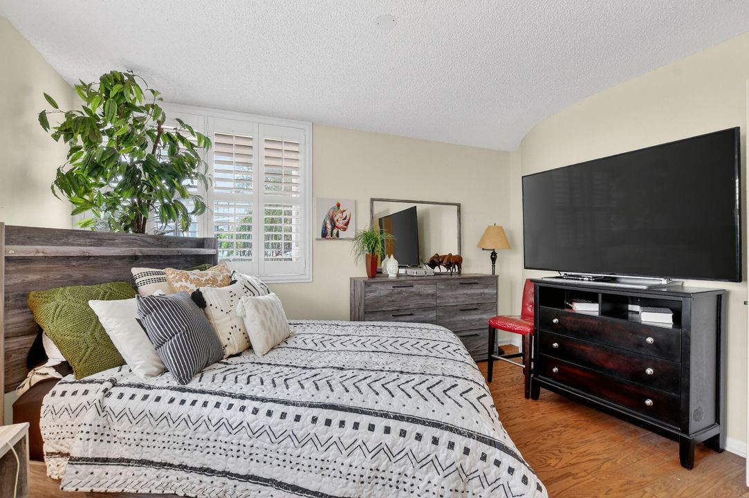 For Sale: $750,000 (2 beds, 2 baths, 1311 Square Feet)